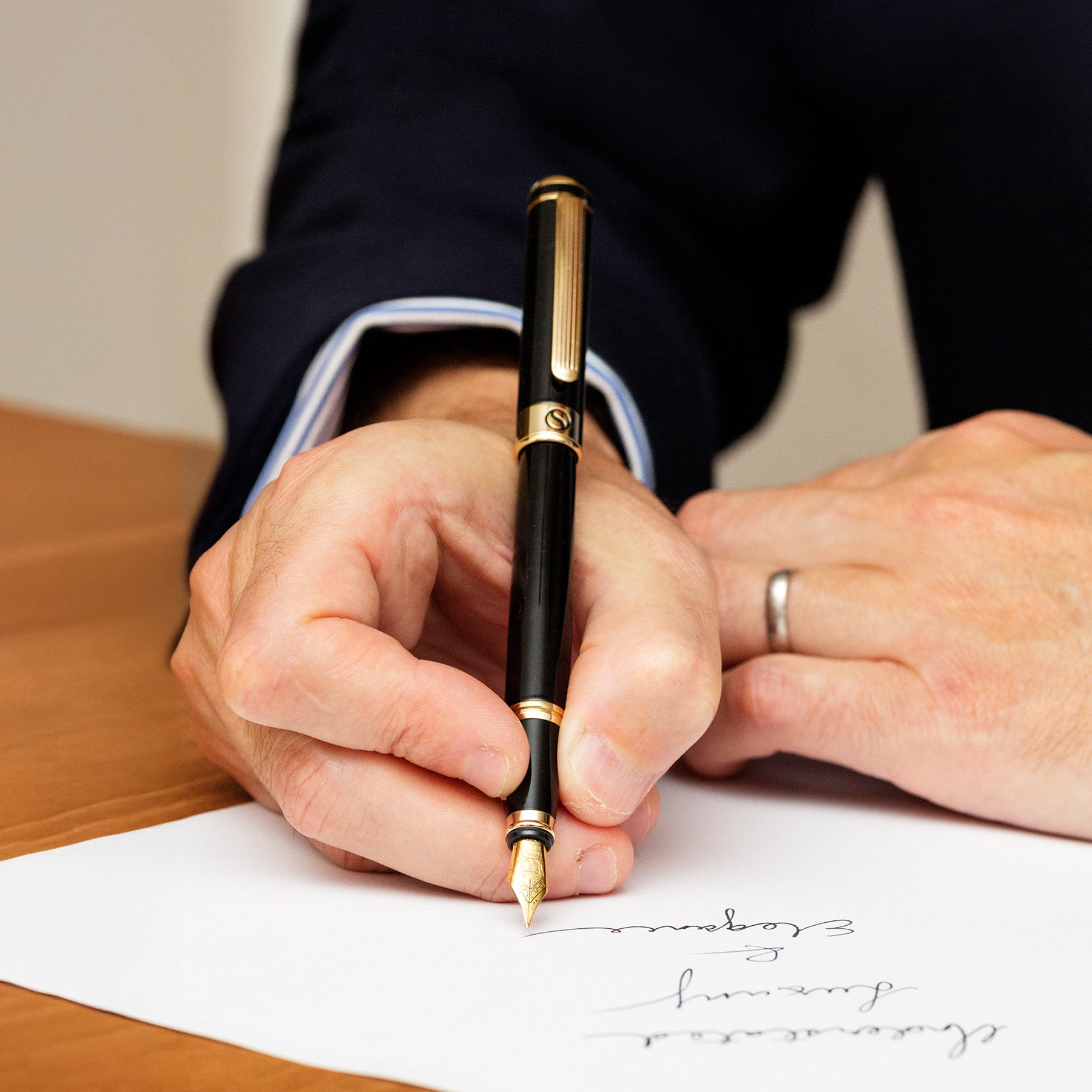 Scriveiner Classic Black Lacquer Fountain Pen - Fine Nib
